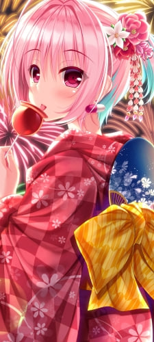 リンゴ飴を食べながらこちらを振り返る赤い着物を着た夢見りあむ / 花火 / 夏 / 青いうちわ / アイドルマスターシンデレラガールズのAndroid用のスマホ壁紙