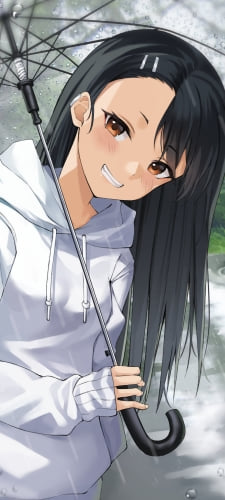雨の日、ビニール傘をさし、白いパーカーを着た笑顔の長瀞さん / イジらないで、長瀞さんのAndroid用のスマホ壁紙