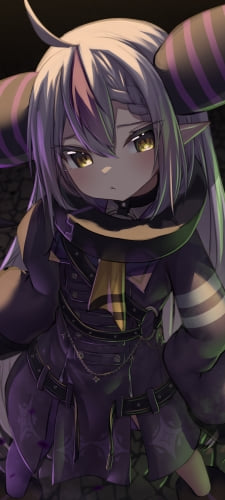 暗がりでこちらを見つめるプニプニのラプラス・ダークネス / ホロライブ / バーチャルYouTuber / VtuberのAndroid用のスマホ壁紙