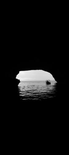 洞窟と船と海のAndroid用のスマホ壁紙