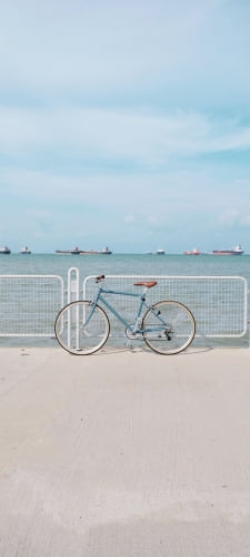 海と水色の自転車のAndroid用のスマホ壁紙
