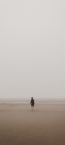 海辺 砂浜を歩く男性のAndroid用のスマホ壁紙