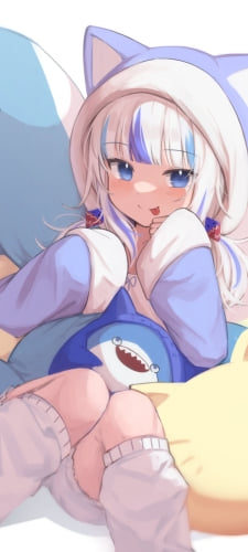 鮫のぬいぐるみに埋もれて舌を出す紫の猫の着ぐるみを着た可愛いがうる・ぐら / ホロライブ / バーチャルYouTuber / VtuberのAndroid用のスマホ壁紙