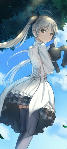 青空の下、黒い兎の人形を抱く春日野穹 / ヨスガノソラのAndroid用のスマホ壁紙