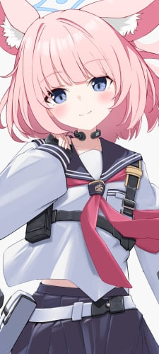 こちらに微笑むニコ / セーラー服 / ブルアカ / ブルーアーカイブのAndroid用のスマホ壁紙