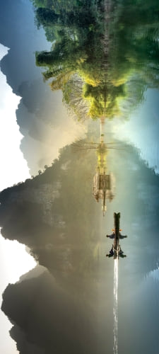 山間部の綺麗な湖を進む手漕ぎボート / 絶景 / 大自然のAndroid用のスマホ壁紙