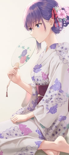 紫とピンクの花の絵柄の浴衣を着てアサガオの絵柄の団扇を口元にあてる間桐桜 / fateのAndroid用のスマホ壁紙