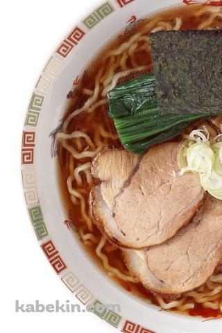 美味しそうな醤油ラーメン チャーシュー ほうれん草 海苔のAndroidの壁紙(320px x 480px) スマホ用