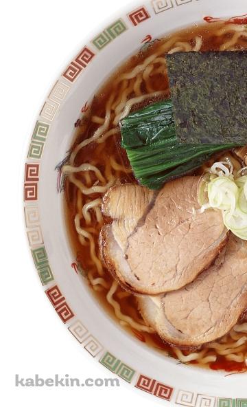 美味しそうな醤油ラーメン チャーシュー ほうれん草 海苔のAndroidの壁紙(360px x 592px) スマホ用