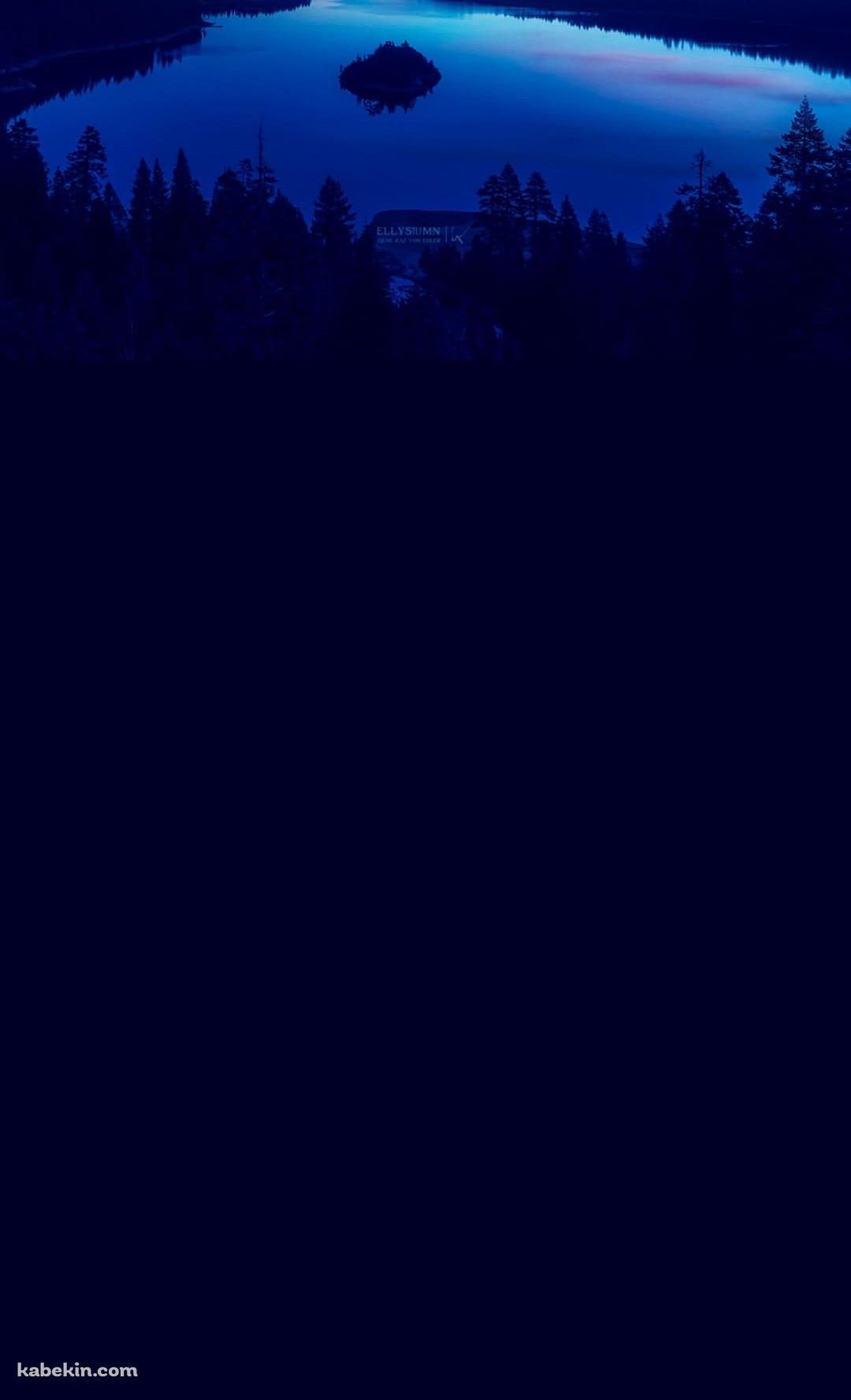 森に囲まれた綺麗な湖 青のAndroidの壁紙(1080px x 1776px) スマホ用