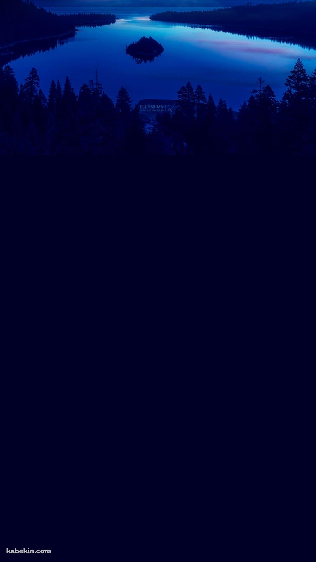森に囲まれた綺麗な湖 青のAndroidの壁紙(1080px x 1920px) スマホ用