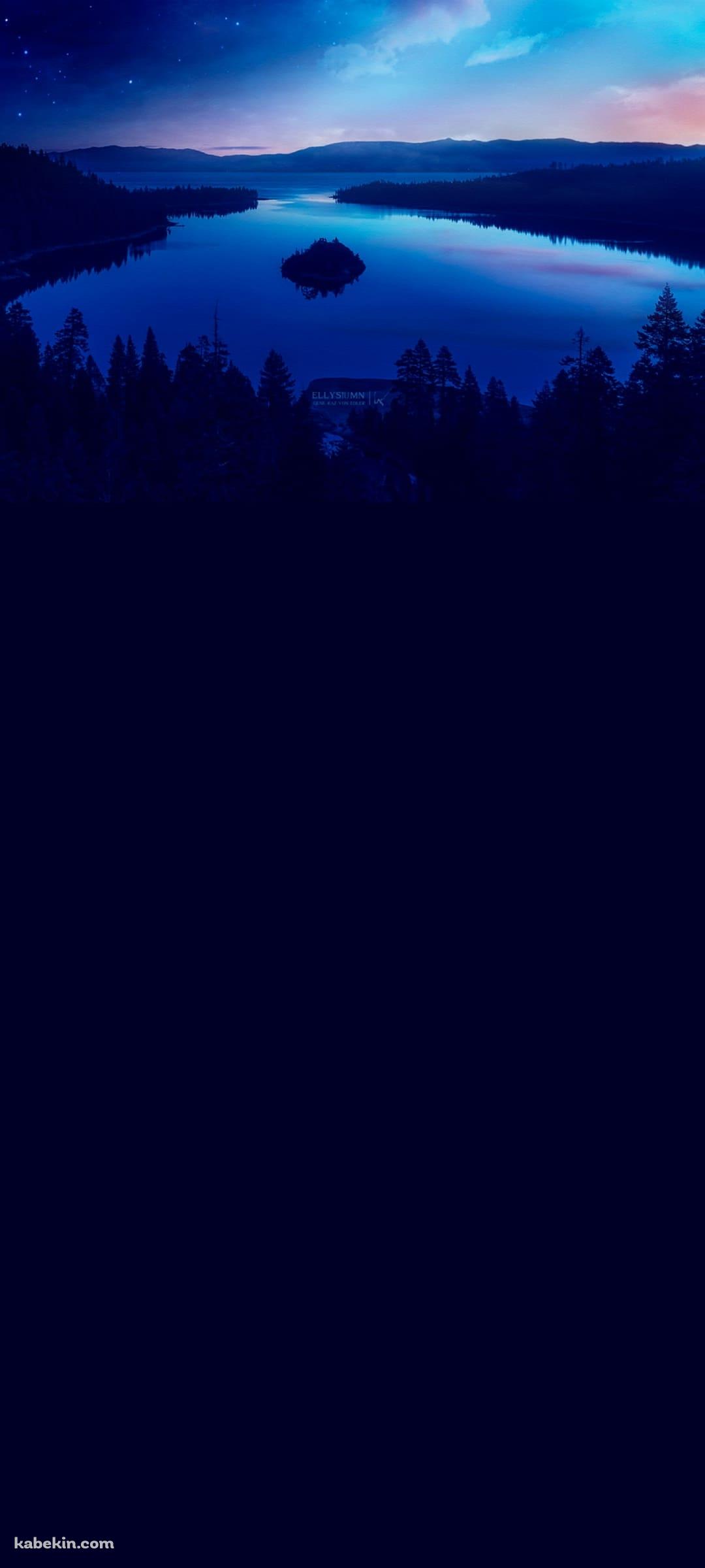森に囲まれた綺麗な湖 青のAndroidの壁紙(1080px x 2400px) スマホ用