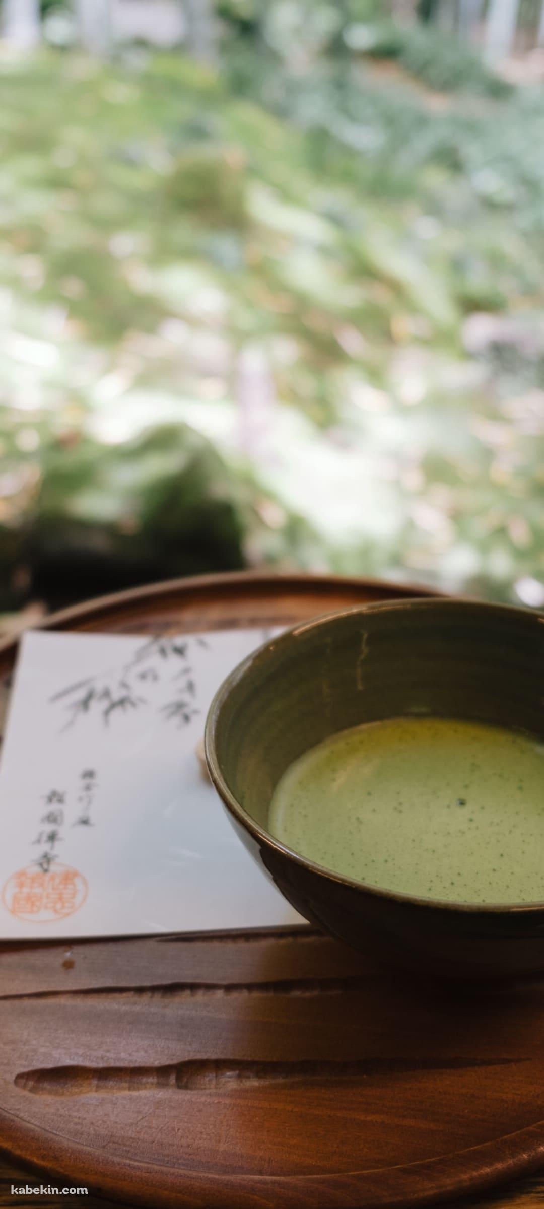 お盆に載った抹茶のAndroidの壁紙(1080px x 2400px) スマホ用