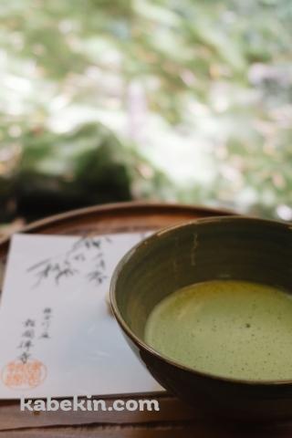 お盆に載った抹茶のAndroidの壁紙(320px x 480px) スマホ用