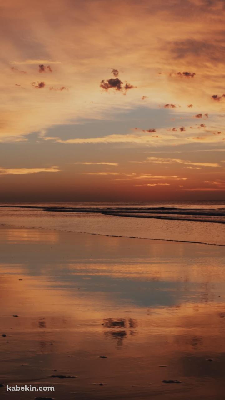 湖に鏡面する夕暮れの空のAndroidの壁紙(720px x 1280px) スマホ用