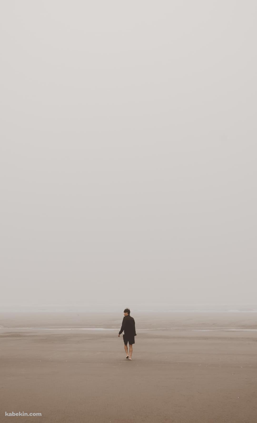 海辺 砂浜を歩く男性のAndroidの壁紙(1080px x 1776px) スマホ用