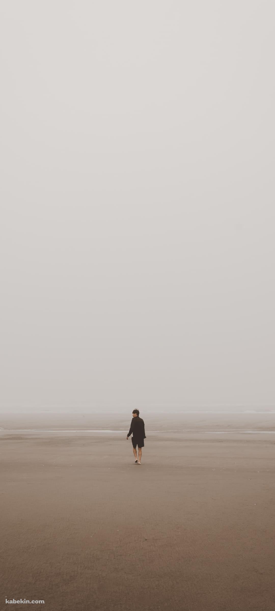 海辺 砂浜を歩く男性のAndroidの壁紙(1080px x 2400px) スマホ用