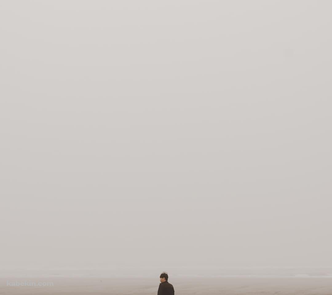 海辺 砂浜を歩く男性のAndroidの壁紙(1080px x 960px) スマホ用