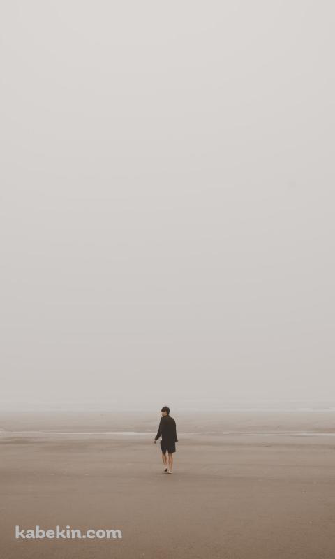 海辺 砂浜を歩く男性のAndroidの壁紙(480px x 800px) スマホ用