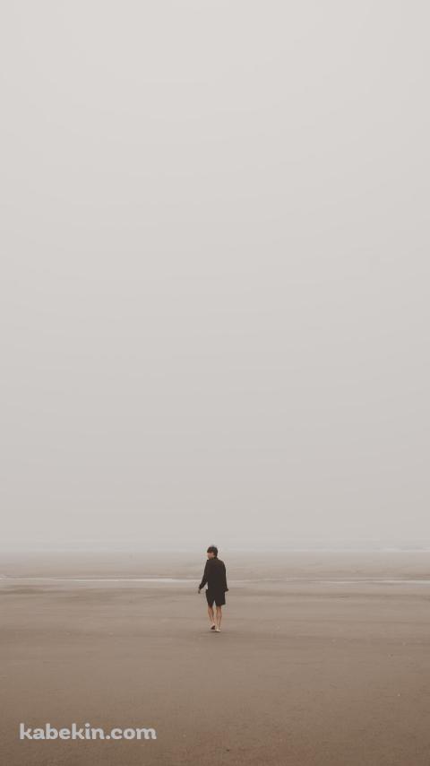 海辺 砂浜を歩く男性のAndroidの壁紙(480px x 854px) スマホ用