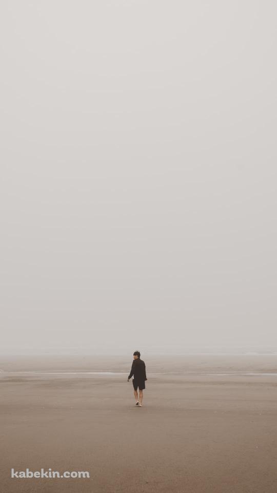 海辺 砂浜を歩く男性のAndroidの壁紙(540px x 960px) スマホ用