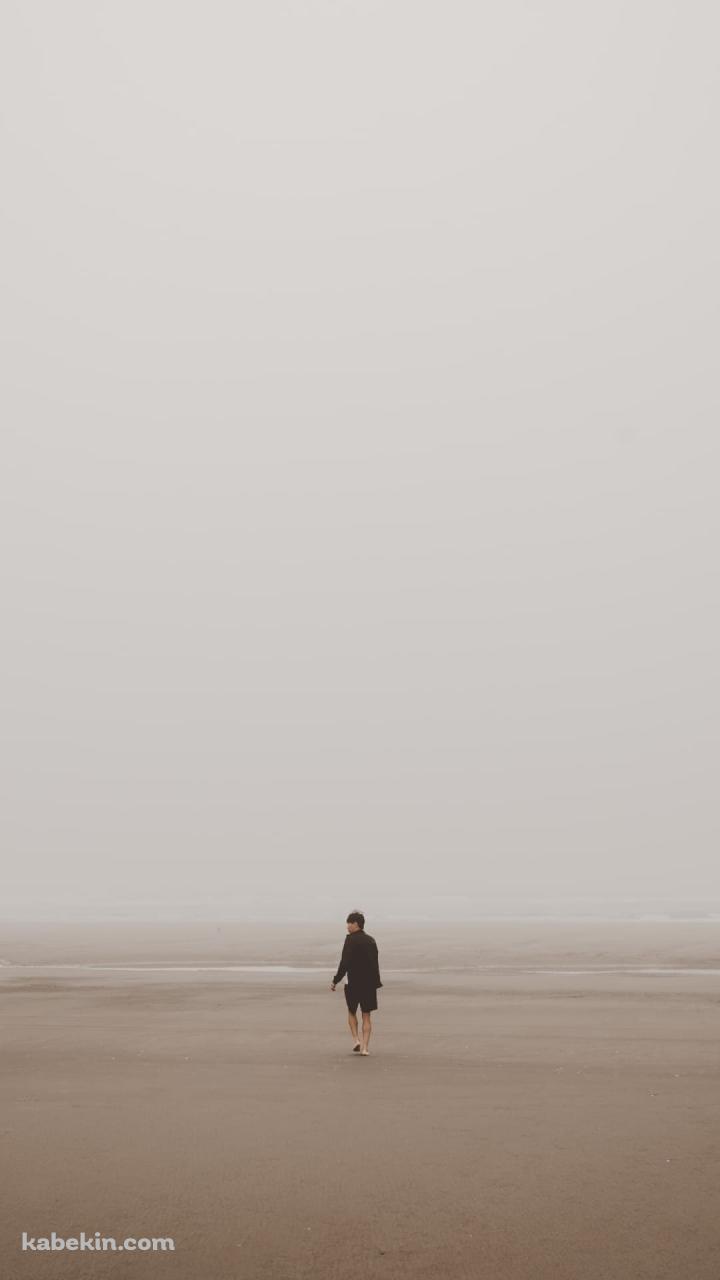 海辺 砂浜を歩く男性のAndroidの壁紙(720px x 1280px) スマホ用