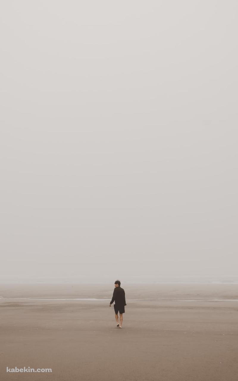 海辺 砂浜を歩く男性のAndroidの壁紙(800px x 1280px) スマホ用