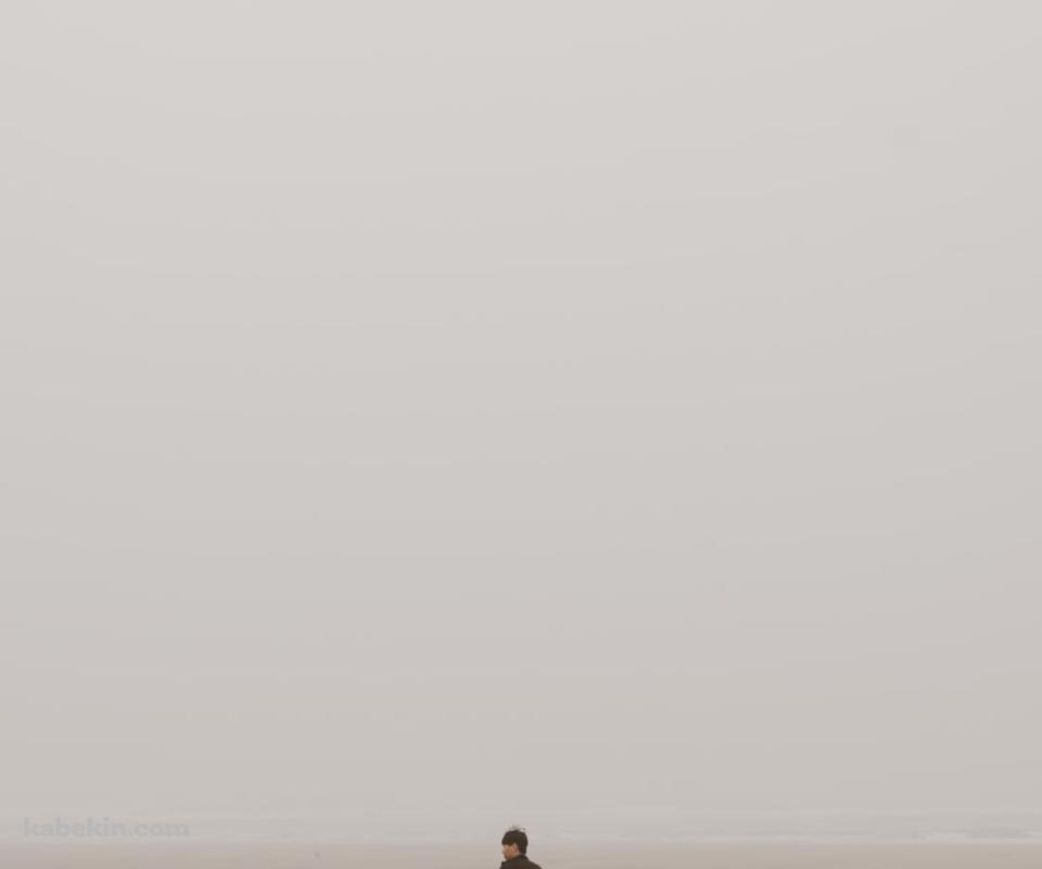 海辺 砂浜を歩く男性のAndroidの壁紙(960px x 800px) スマホ用