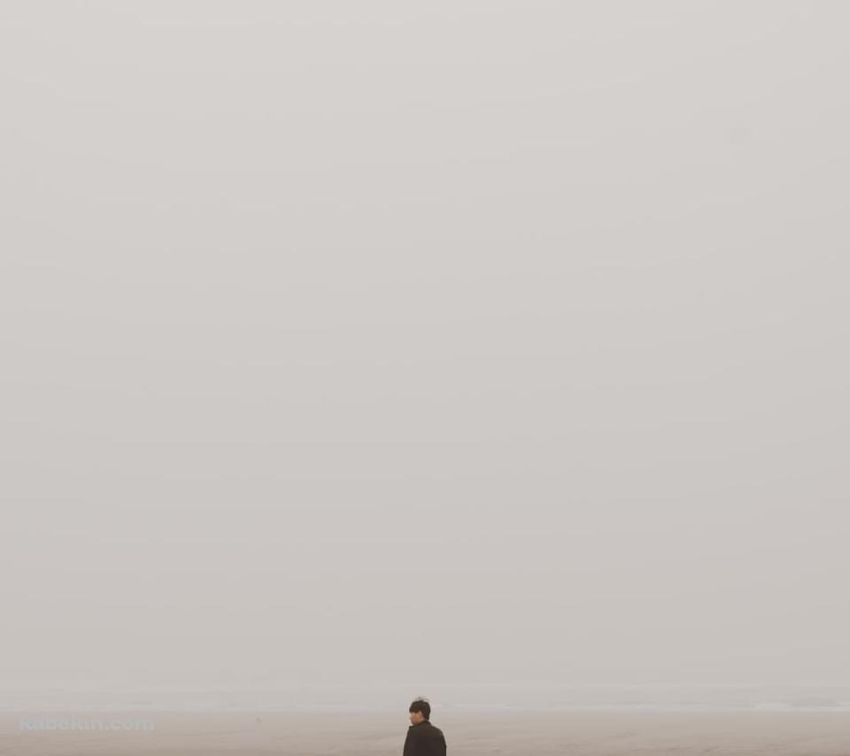 海辺 砂浜を歩く男性のAndroidの壁紙(960px x 854px) スマホ用