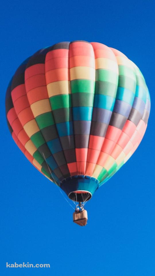 虹色の気球 青空のAndroidの壁紙(540px x 960px) スマホ用