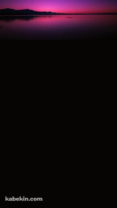 紫に染まる湖と山々と空のAndroidの壁紙(480px x 854px) スマホ用