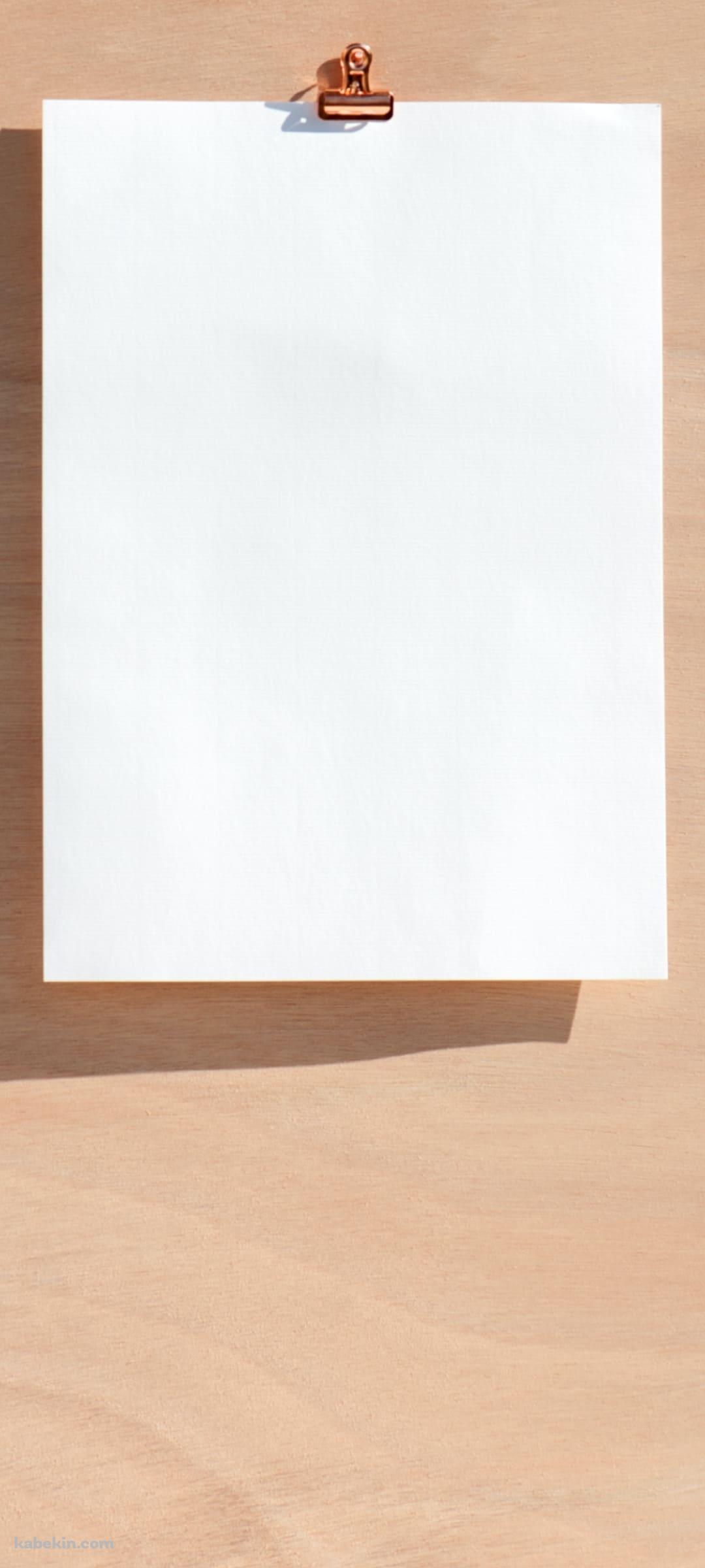 木の板と白い紙のAndroidの壁紙(1080px x 2400px) スマホ用