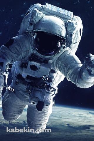 宇宙飛行士と地球のAndroidの壁紙(320px x 480px) スマホ用