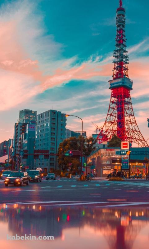 夕暮れ時の東京タワー 水たまり ビル 反射のAndroidの壁紙(480px x 800px) スマホ用