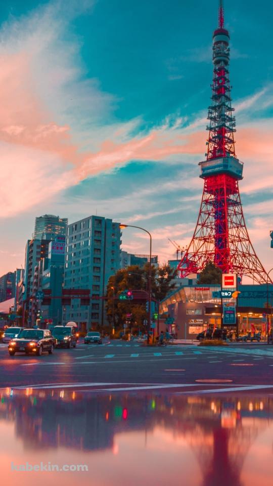 夕暮れ時の東京タワー 水たまり ビル 反射のAndroidの壁紙(540px x 960px) スマホ用