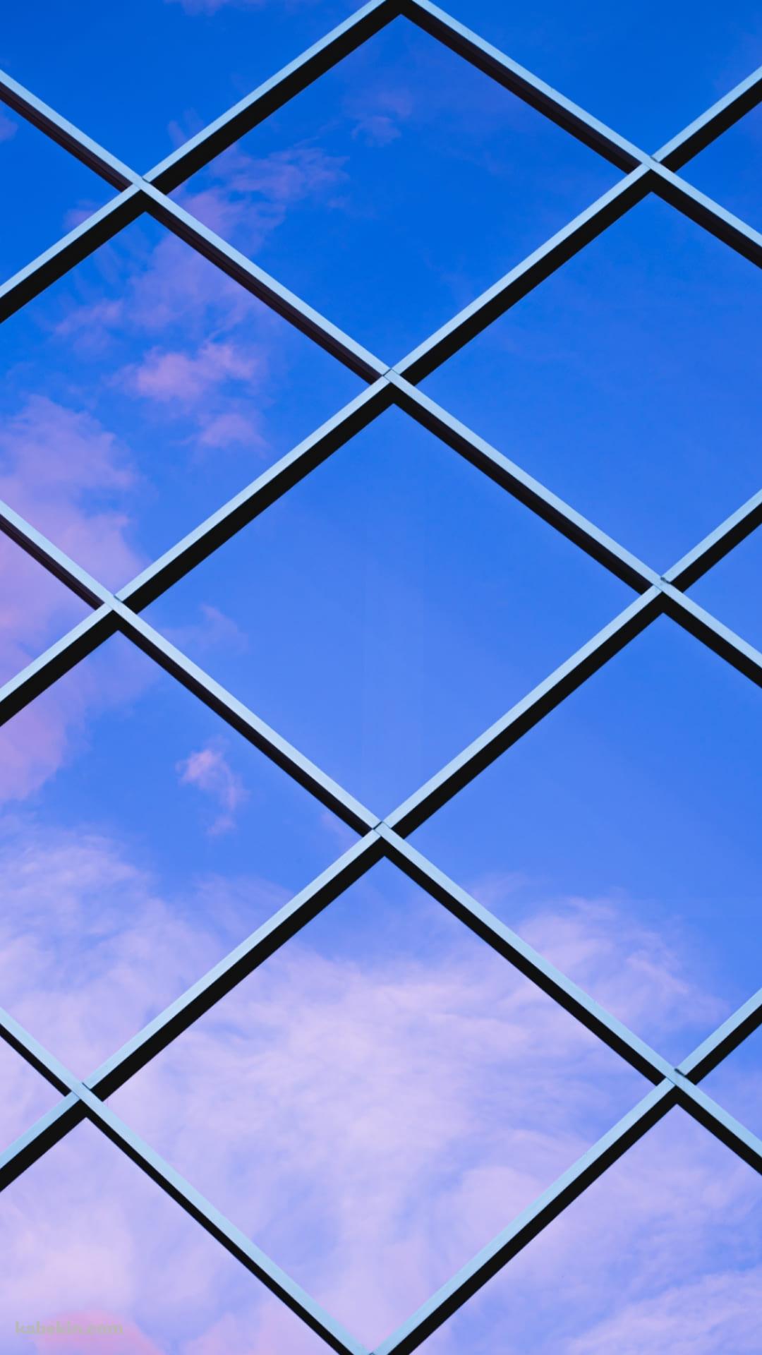 窓に反射して映り込む空・雲のAndroidの壁紙(1080px x 1920px) スマホ用