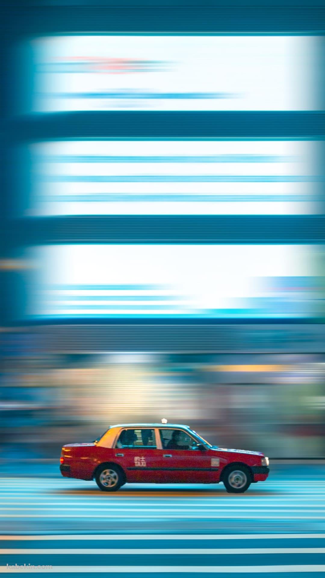 疾走する赤いタクシーのAndroidの壁紙(1080px x 1920px) スマホ用