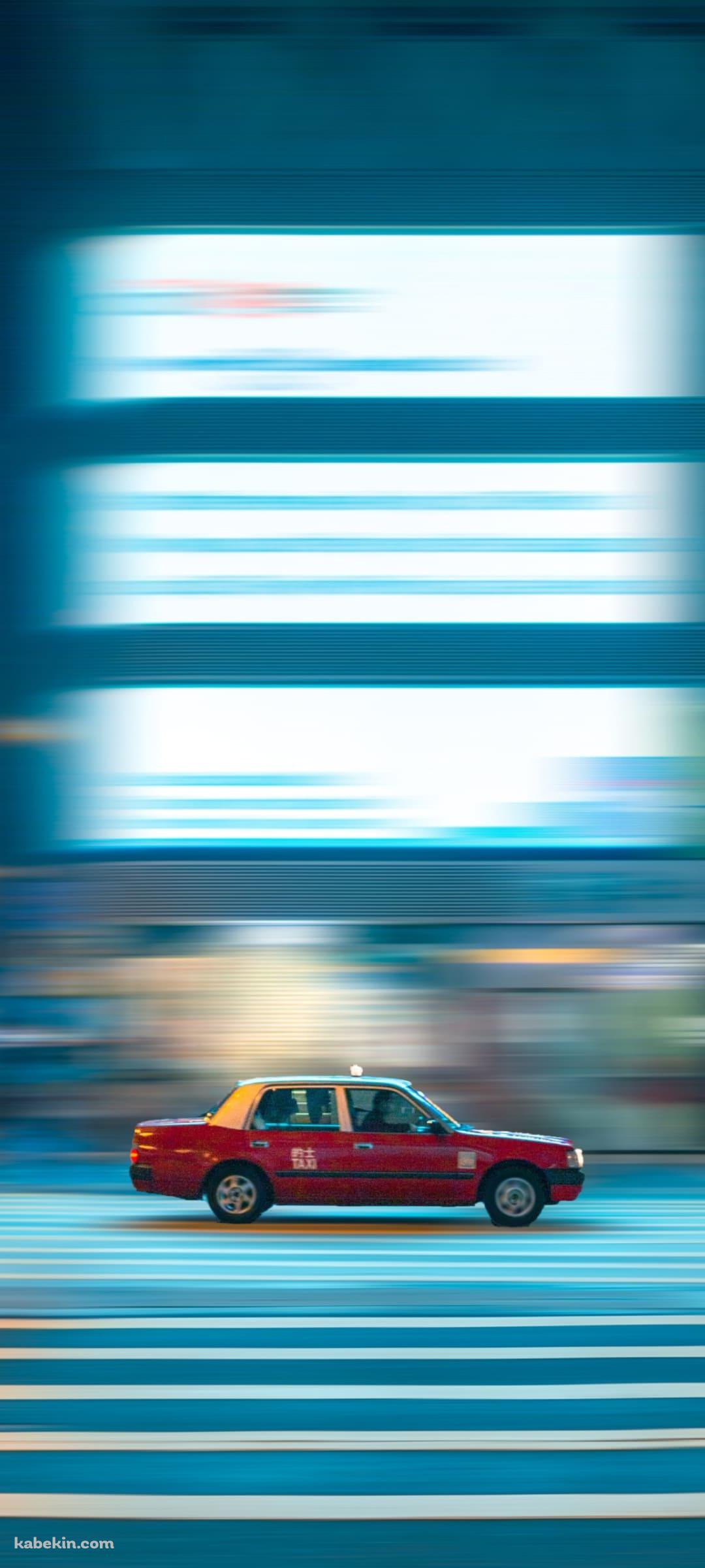 疾走する赤いタクシーのAndroidの壁紙(1080px x 2400px) スマホ用