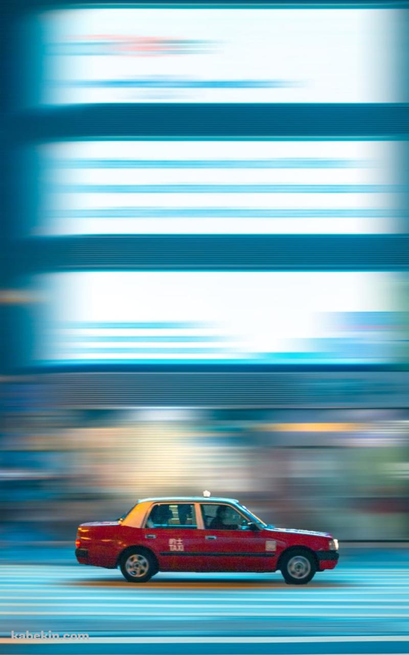 疾走する赤いタクシーのAndroidの壁紙(800px x 1280px) スマホ用