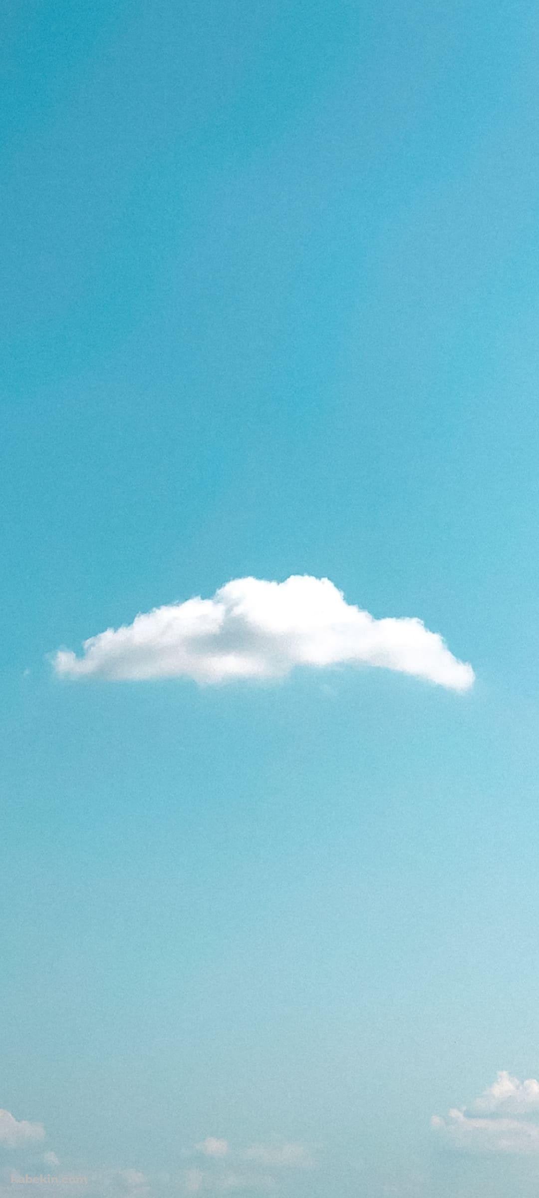 淡い水色の空と白い雲のAndroidの壁紙(1080px x 2400px) スマホ用