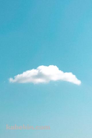 淡い水色の空と白い雲のAndroidの壁紙(320px x 480px) スマホ用