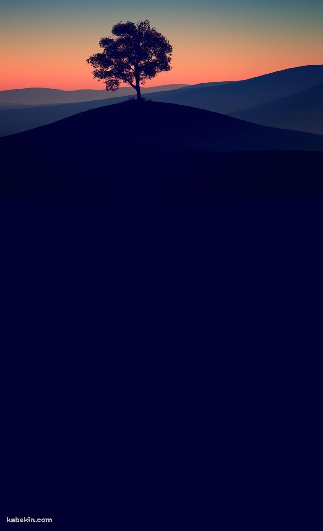 丘の上の大木と月のAndroidの壁紙(1080px x 1776px) スマホ用