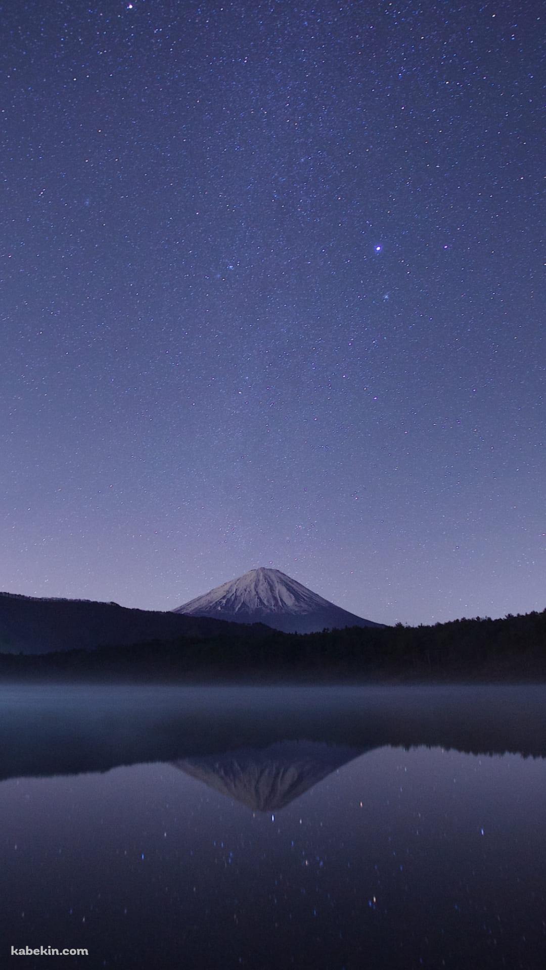 夜の銀河と湖に鏡面する山のAndroidの壁紙(1080px x 1920px) スマホ用