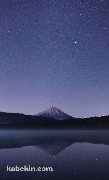 夜の銀河と湖に鏡面する山のAndroidの壁紙(360px x 592px) スマホ用