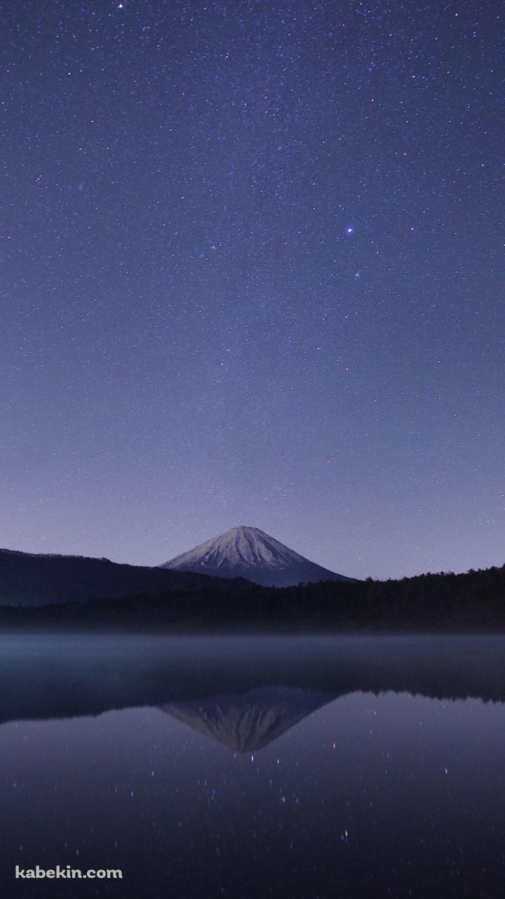夜の銀河と湖に鏡面する山のAndroidの壁紙(720px x 1280px) スマホ用
