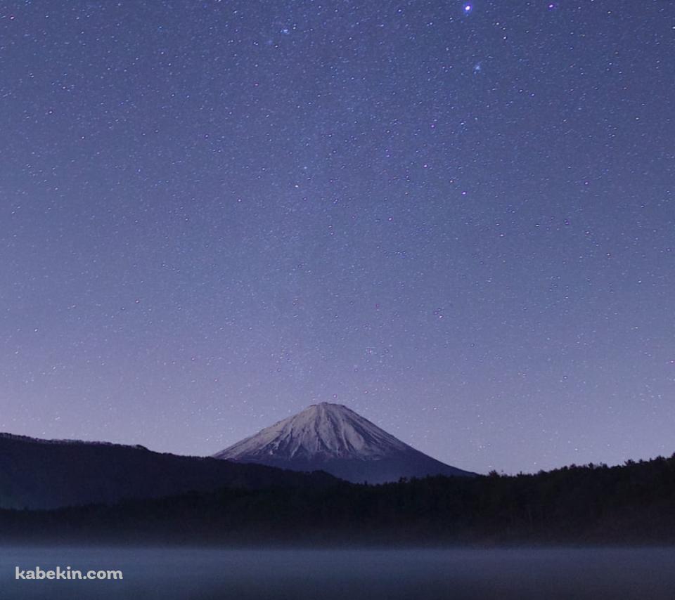 夜の銀河と湖に鏡面する山のAndroidの壁紙(960px x 854px) スマホ用