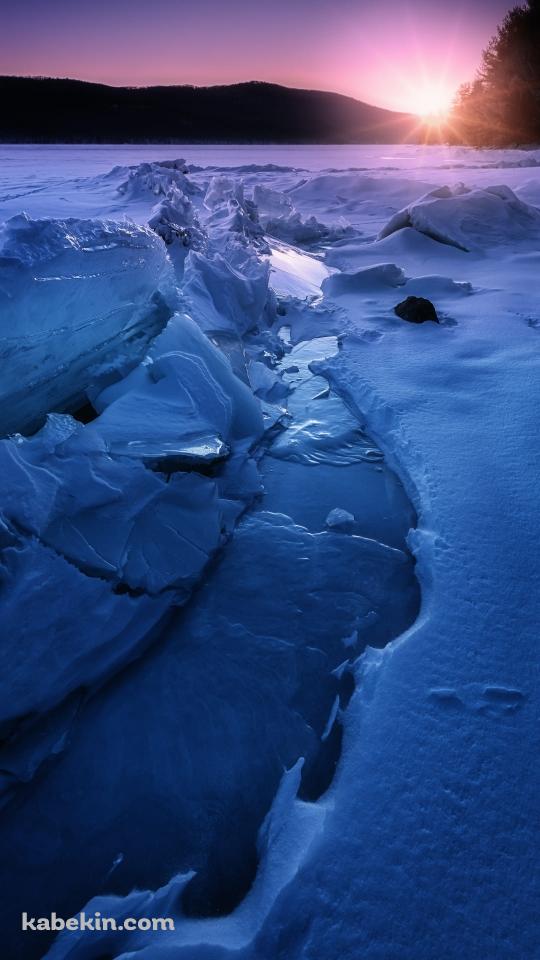氷の台地の間を流れる川のAndroidの壁紙(540px x 960px) スマホ用