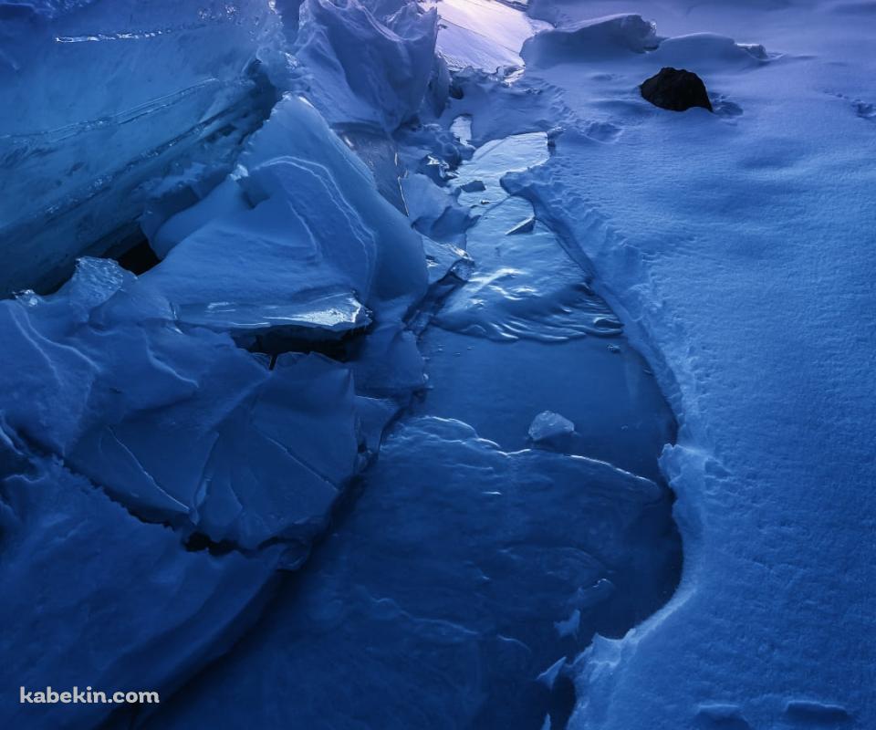 氷の台地の間を流れる川のAndroidの壁紙(960px x 800px) スマホ用