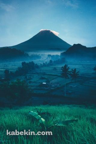 山と田園風景と三日月と夜空のAndroidの壁紙(320px x 480px) スマホ用