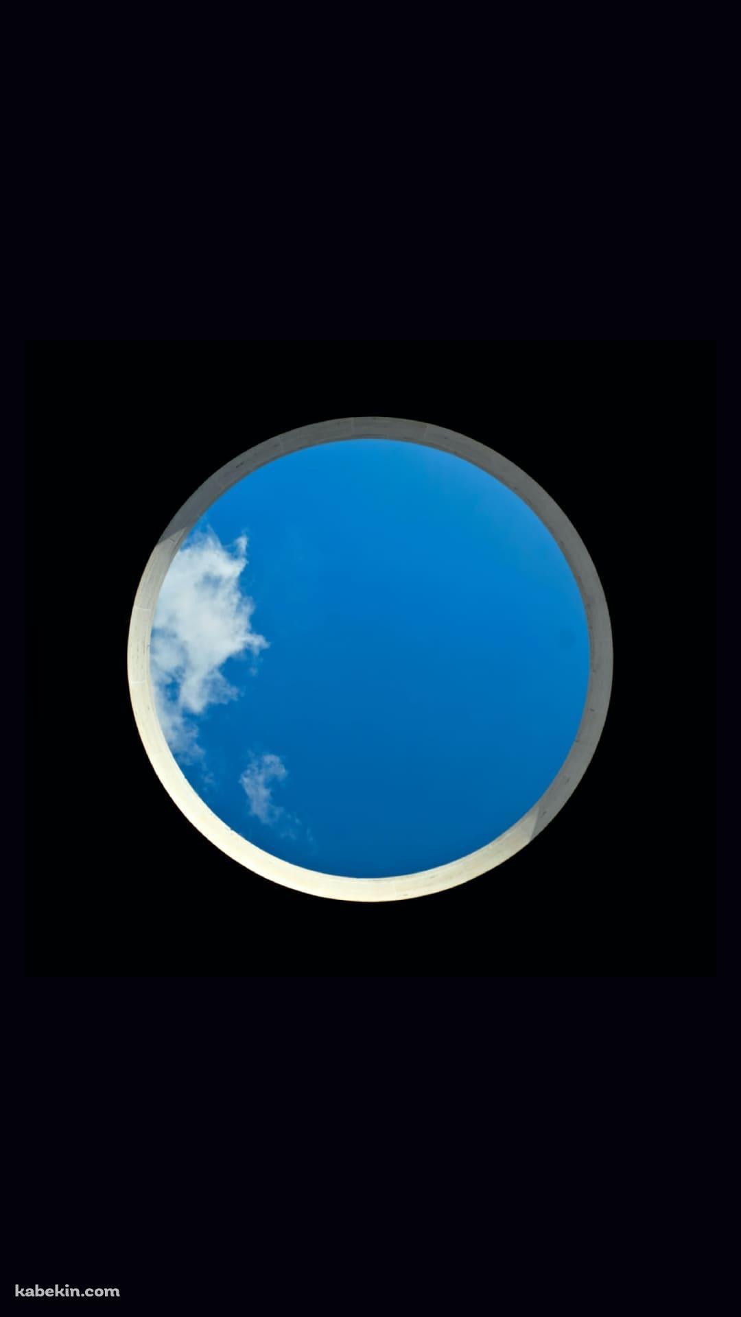 天窓から覗く青空のAndroidの壁紙(1080px x 1920px) スマホ用